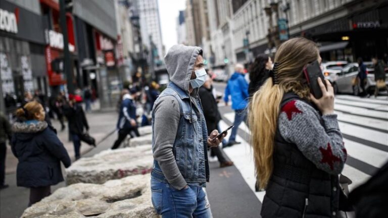 Nueva York ya no obligará a usar mascarillas en lugares cerrados