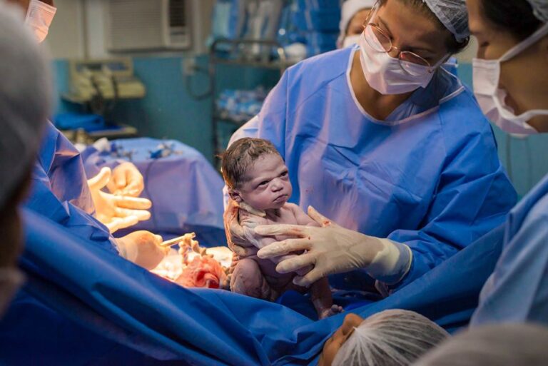 Bebé que nació enojada se reencuentra con fotógrafo que la hizo viral y recrean la foto