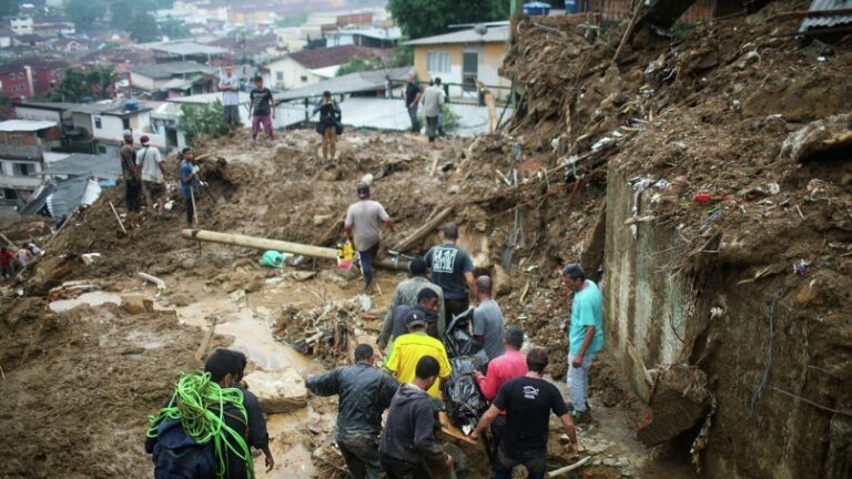 Petrópolis en alerta por más lluvias; los muertos suman 117