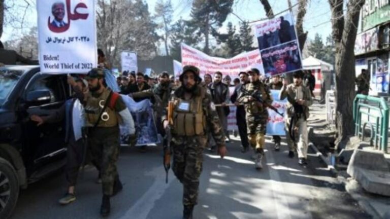 Protesta en Afganistán contra decisión de EEUU de incautar fondos de Kabul