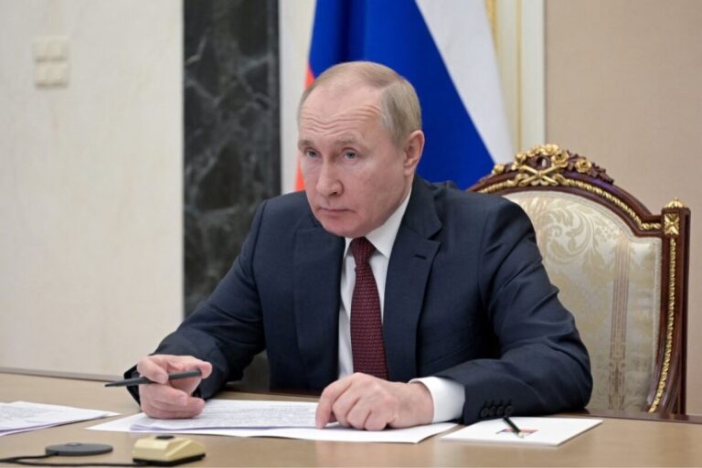 Putin asegura que Ucrania impide rendición de combatientes en Mariúpol