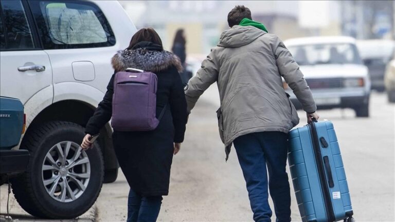 España evacua de Ucrania a su embajadora y a un centenar de ciudadanos