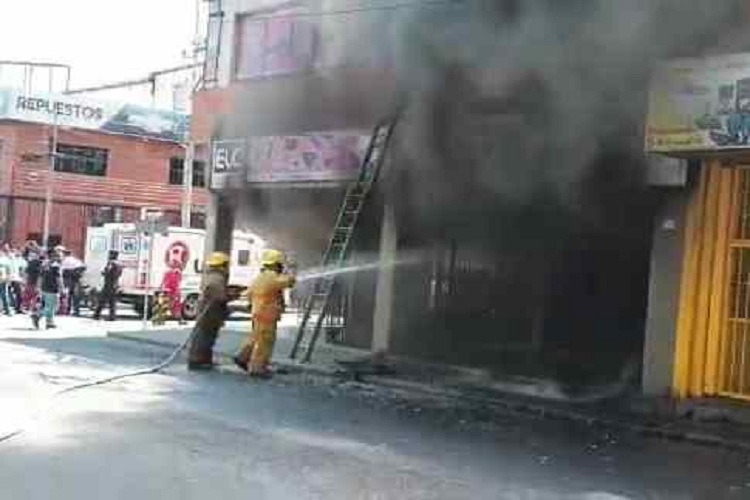 Personas quedan atrapadas en incendio de un local al oeste de Barquisimeto