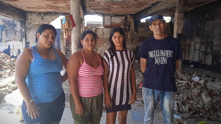Paraguaná| Seis familias con nueve niños piden reubicación de viviendas o ayuda para construir