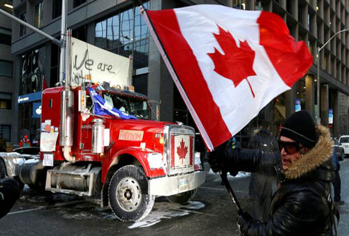 Protesta de camioneros contra vacunación paraliza industria automotriz en Canadá