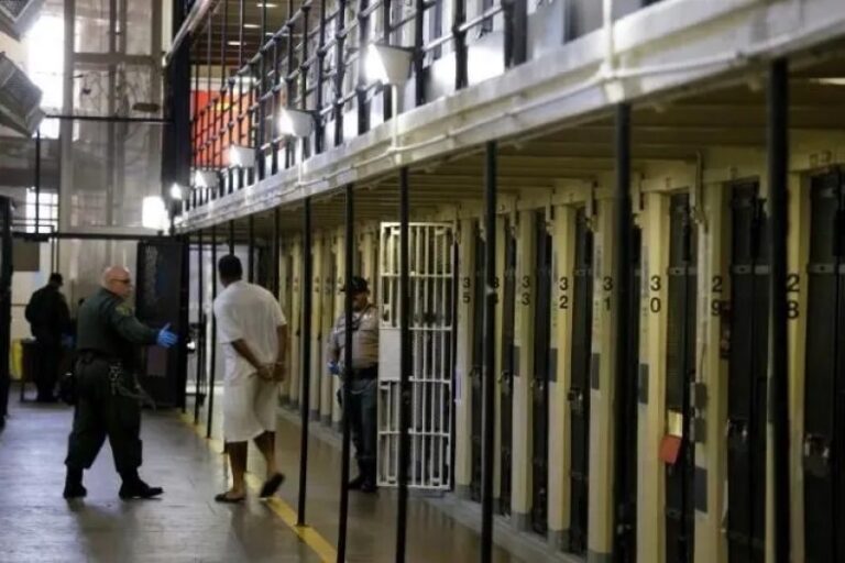 EEUU cierra todas las cárceles federales tras pelea entre pandillas en una instalación de Texas