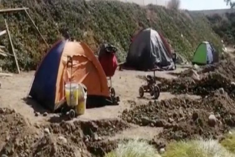 Desalojan en Chile a 10 familias venezolanas que vivían en carpas