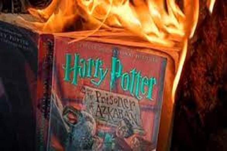 Pastor organiza quema de libros de Harry Potter y Crepúsculo por «brujería»
