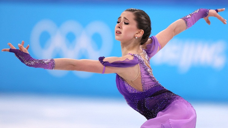 Kamila Valieva envuelta en polémica por dopaje encabeza la final del patinaje artístico en Beijing 2022