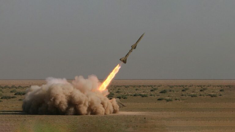 Irán presenta poderoso misil balístico en medio de conversaciones sobre pacto nuclear