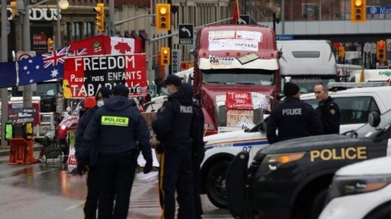 La policía canadiense lanza operación de desbloqueo de las calles en Ottawa