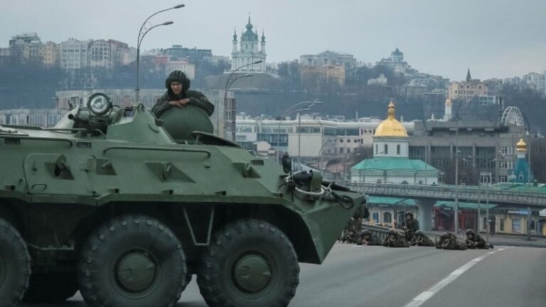 Los soldados rusos entran en Kiev; medios informan sobre duros combates en barrio gubernamental