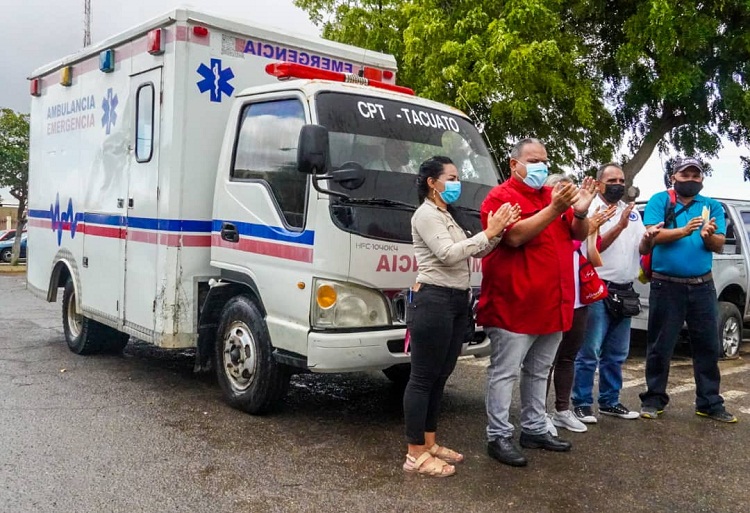 Alcalde Abel Petit entrega ambulancia repotenciada en Tacuato