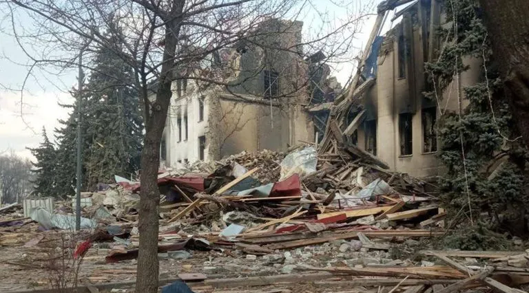 Sobrevivientes emergen del teatro ucraniano bombardeado, ya que el refugio subterráneo resistió el ataque