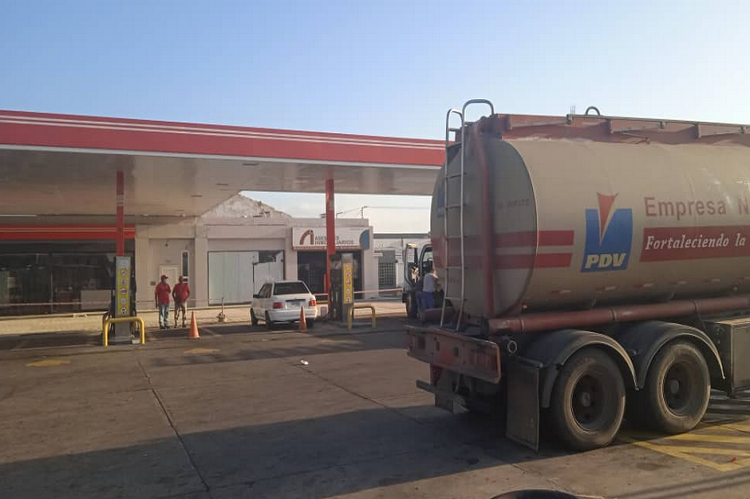 Usuarios denuncian que gasolineras subsidiada sólo reciben 12 mil litros de combustible diario