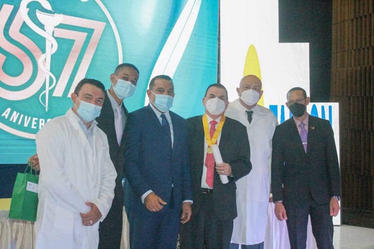 Gobernador Víctor Clark y alcalde Henry Hernández entregan reconocimientos por Día del Médico