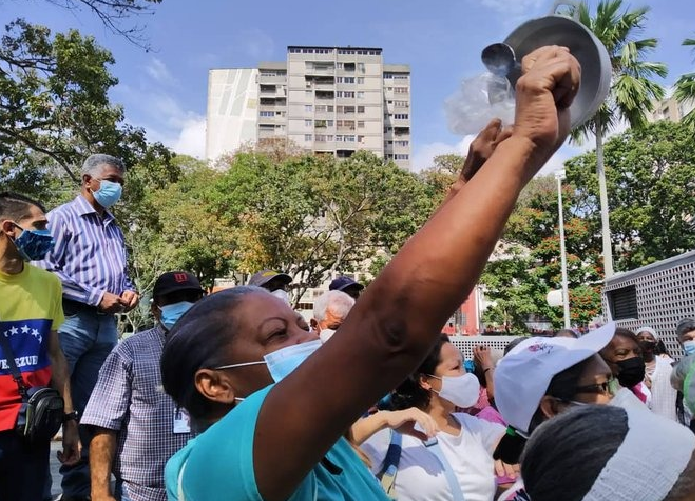 Jubilados y pensionados protestan en el centro de Caracas y llegan cerca de Miraflores