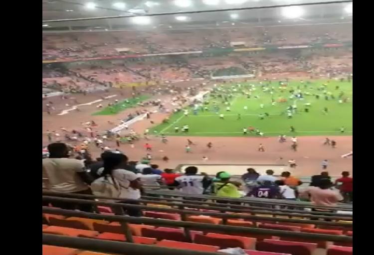 Nigeria quedó fuera del Mundial y aficionados detrozan el campo de fútbol