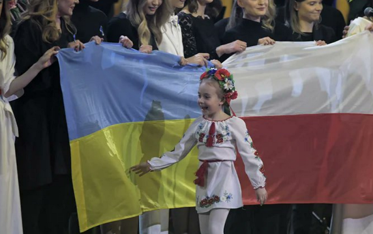La niña ucraniana que cantó ‘Frozen’ en un búnker interpreta el himno de su país en un abarrotado estadio
