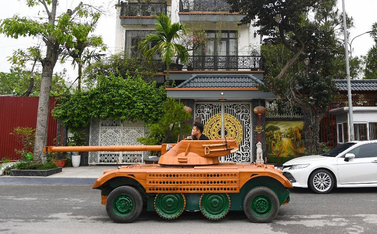 Padre transforma camioneta en un tanque de madera para su hijo