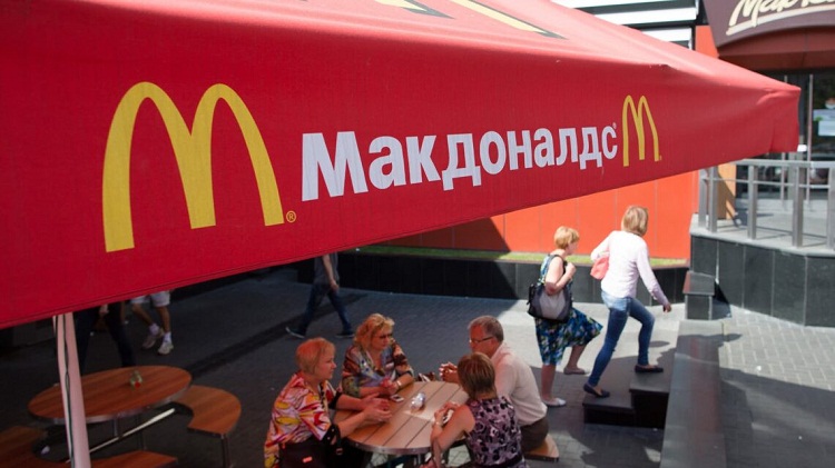 Starbucks y McDonalds cierran sus locales en Rusia «temporalmente»