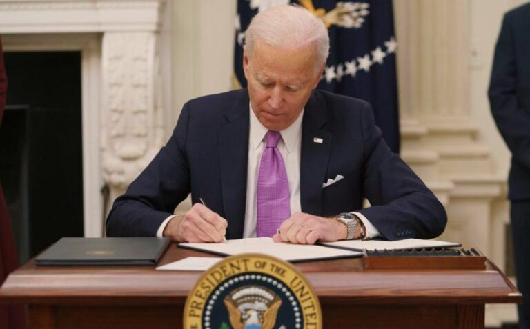 Biden firma ley que simplifica el suministro de armas a Ucrania