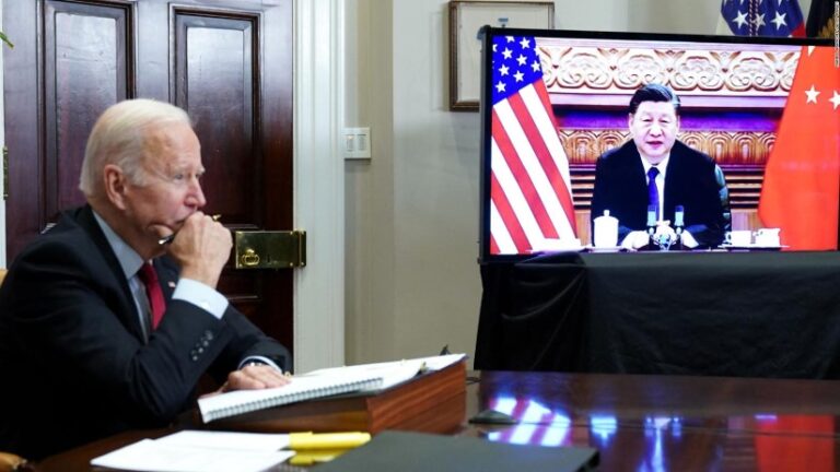 Biden habla con Xi para distanciar a China de Moscú