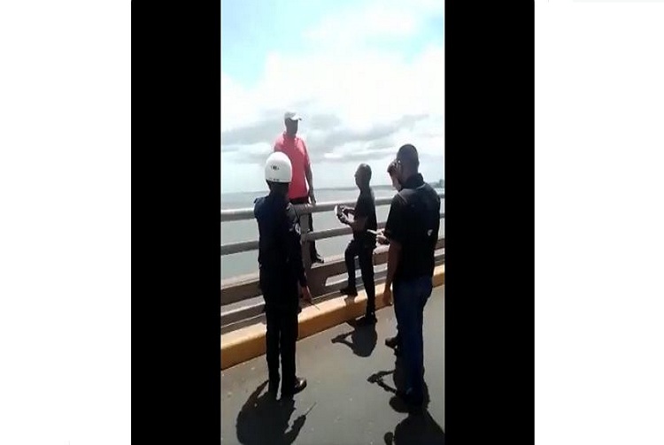 «Lo salvó la palabra de Dios»: Se iba a suicidar y policías le predican la palabra en el puente sobre el Lago (+Video)