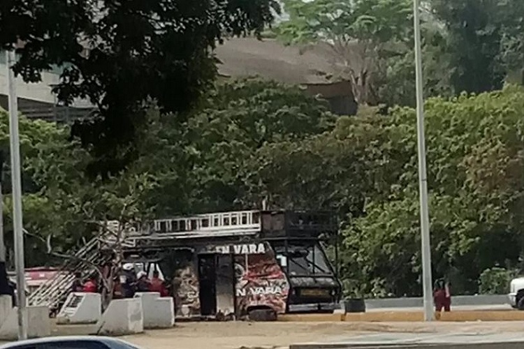 Caracas: Un camión foodtruck de carne en vara se incendió en Plaza Venezuela