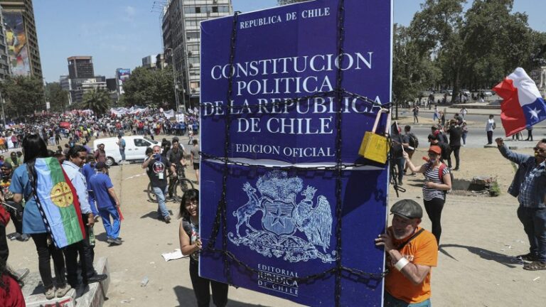 Chile prorroga por tres meses redacción de nueva Constitución
