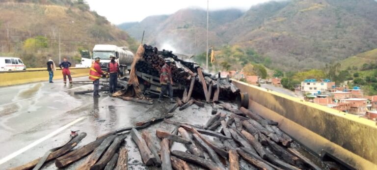 Se incendió camión que transportaba madera en la autopista GMA en Caracas (+videos)