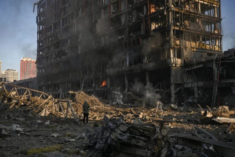 Ataque ruso contra centro comercial deja ocho muertos en Kiev