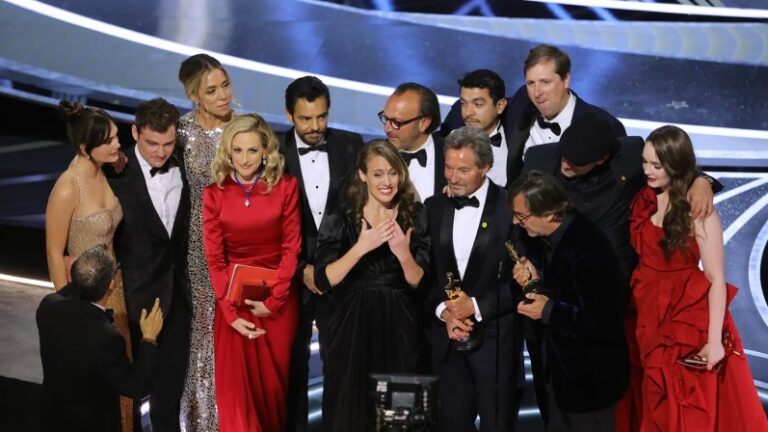 «CODA» gana Óscar a mejor película y Will Smith a mejor actor