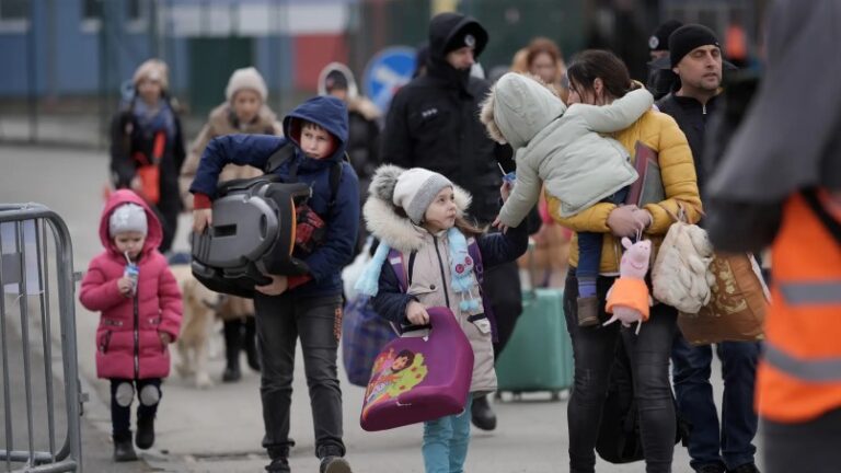 El número de refugiados ucranianos superó los 4 millones, según la ONU