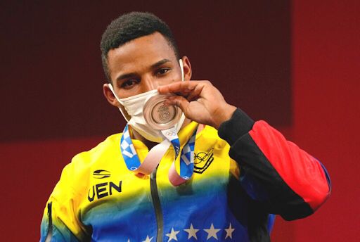 Julio Mayora gana triple oro en la Copa de halterofilia en Cuba
