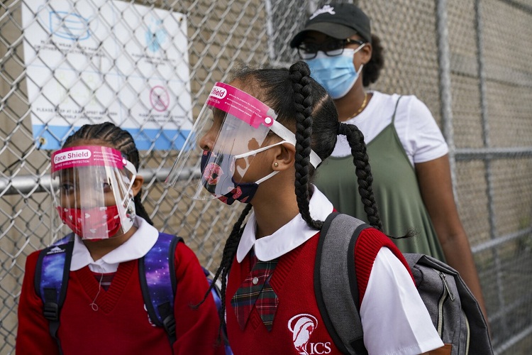 Nueva York anuncia fin del uso del tapaboca en escuelas
