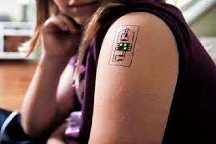 Los tatuajes electrónicos serán el futuro de los smartphones, según Bill Gates