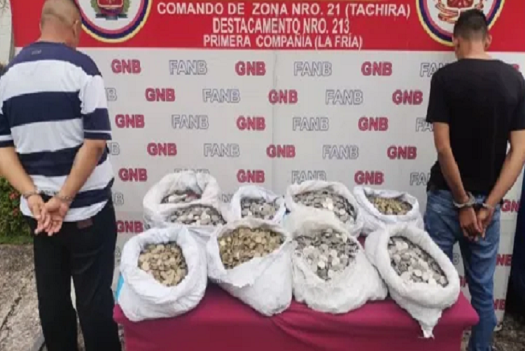 Iban para Colombia: Detenidos con nueve bultos de monedas venezolanas en desuso
