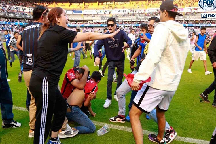 Guerra entre fanáticos deja 22 heridos en fútbol de México