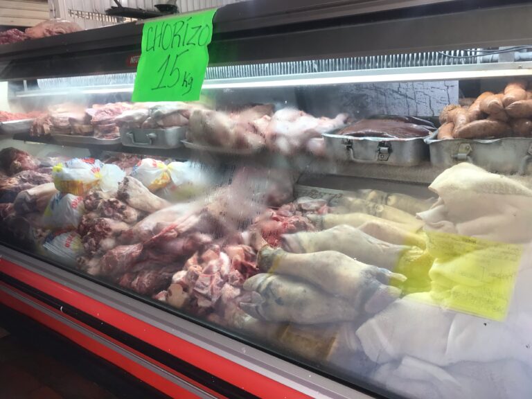 Las ventas de carne y pollo en el Mercado Nuevo de Coro: Vendedores estiman alza en precios