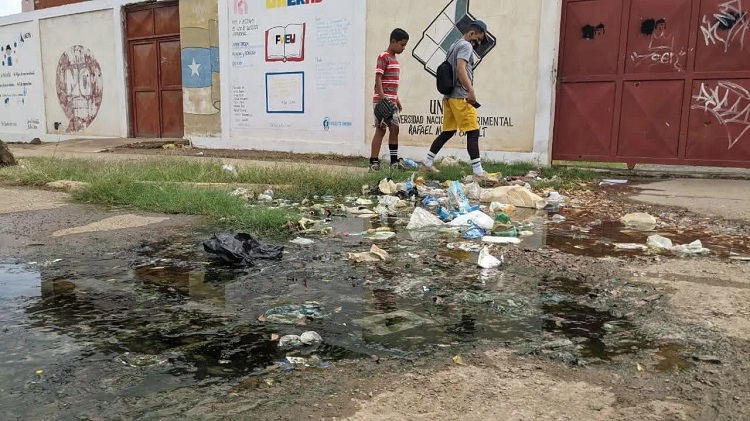 Desborde de aguas negras en el sector La Urupagua de Coro impacta a instituciones educativas y 300 familias