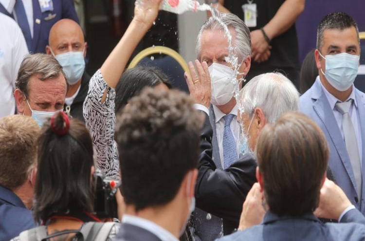 Mujer le lanzó agua al presidente de Chile durante evento