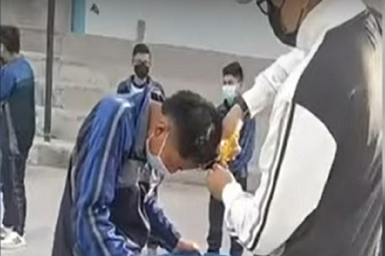 Video| Suspenden a profesor por cortar el cabello a sus estudiantes «para disciplinarlos»