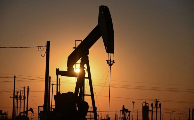 La OPEP acuerda con Rusia y otros socios acelerar la producción global