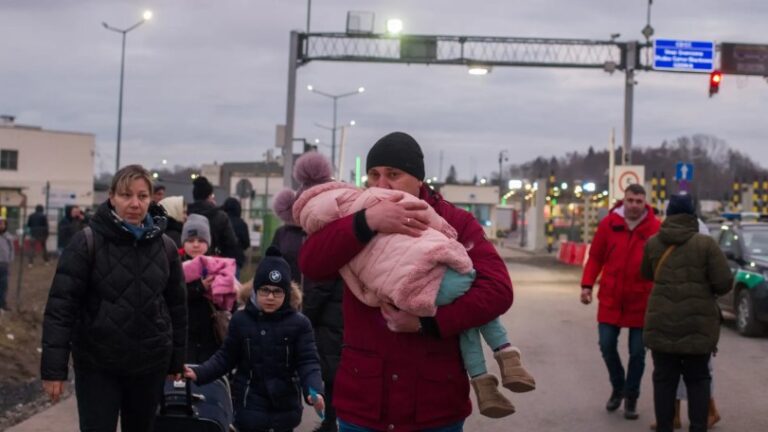 Más de tres millones de personas han huido de la guerra en Ucrania, dice la ONU