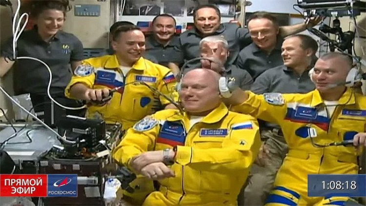 Cosmonautas rusos llegan a la Estación Espacial Internacional vestidos con los colores de Ucrania