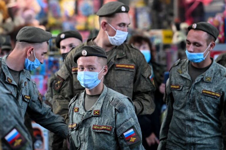 Ucrania obliga a desfilar a soldados rusos capturados para que muestren «arrepentimiento»