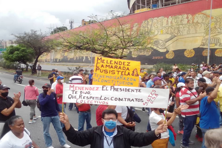 Trabajadores, obreros, y profesores de la UCV protestan en la Francisco Fajardo por salarios dignos