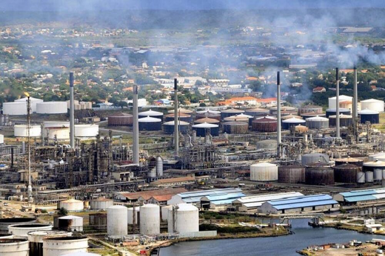 Reactivación de la refinería Isla atraerá mano de obra venezolana a Curazao