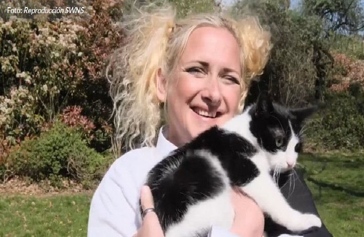 Mujer se casó con su gata para evitar que las separen